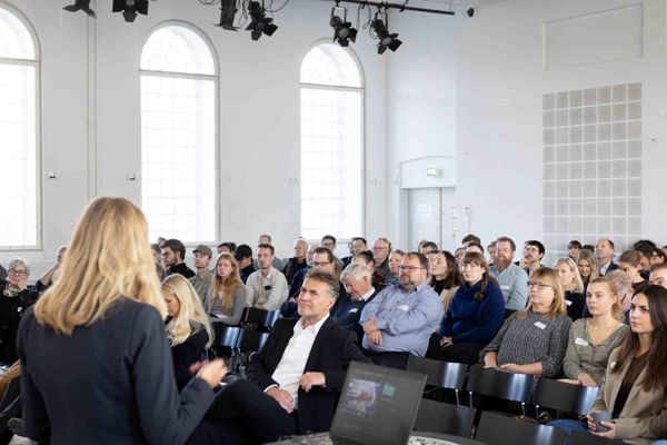 Møbelbranchen – Sådan Bruges AI Møbelseminar 2025 Oplæg