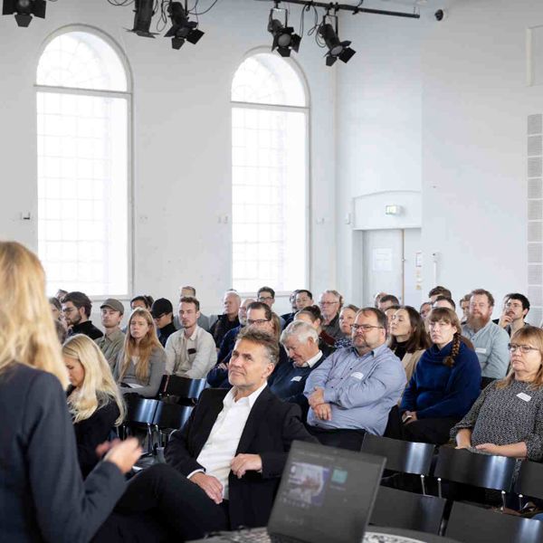 Møbelbranchen – Sådan Bruges AI Møbelseminar 2025 Oplæg