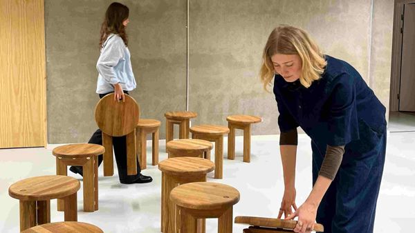 Designer Duo Skaber Æstetisk Funktion I Resttræ Opsætning Af Skamler